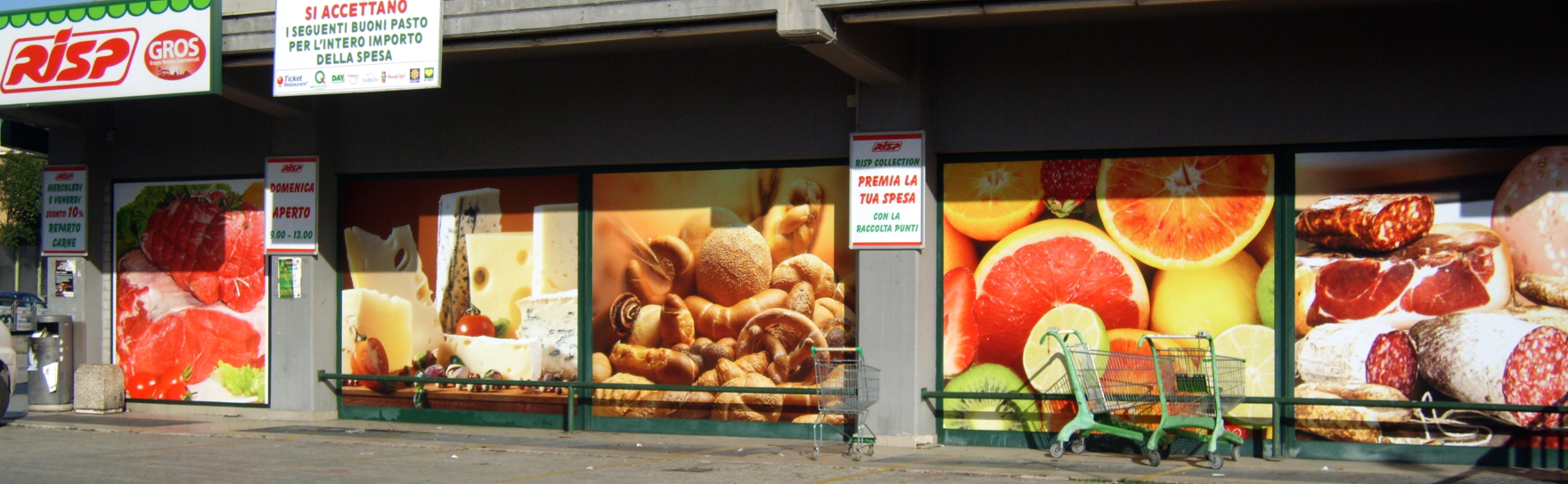 Stampa digitale in grande formato per vetrine di negozi e supermercati